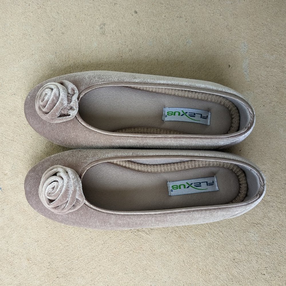 Size 6.5/7- NEVER WORN Purple Flexus Flats/Slippers with Flower Detail  🌈